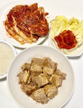 Yumuşak bir parça Bossam, Kore haşlanmış domuz göbeği, taze marul, sarımsak ve ssamjang ile servis edilir. Bu lezzetli ve lezzetli yemek geleneksel bir Kore yemeğini paketlemek ve paylaşmak için mükemmeldir..