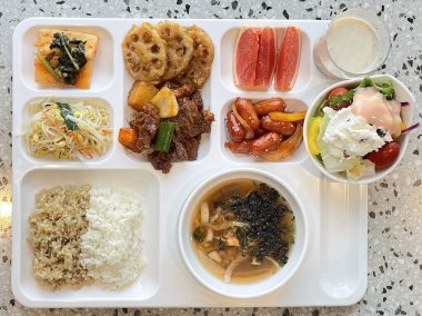 Masada kimçi, turşu sebze turşusu ve baharatlı sebzeler gibi çeşitli banchan (yan yemekler) içeren canlı bir Kore yemeği serpintisi. Yemek fotoğrafçılığı için mükemmel, geleneksel Korece sergileniyor..