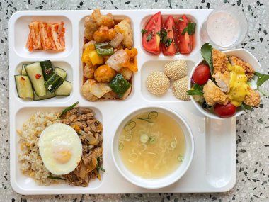 Masada kimçi, turşu sebze turşusu ve baharatlı sebzeler gibi çeşitli banchan (yan yemekler) içeren canlı bir Kore yemeği serpintisi. Yemek fotoğrafçılığı için mükemmel, geleneksel Korece sergileniyor..