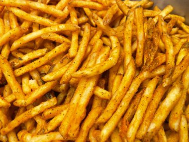 Çıtır çıtır, altın patates kızartması, çıtır çıtır ve yumuşak bir denge içinde. Hafif tuzlu ve meze ya da meze olarak ideal ketçap, mayonez ya da en sevdiğiniz sos ile iyi gider..