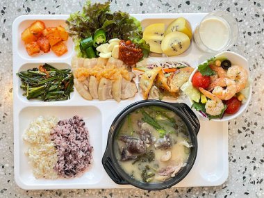 Masada kimçi, turşu sebze turşusu ve baharatlı sebzeler gibi çeşitli banchan (yan yemekler) içeren canlı bir Kore yemeği serpintisi. Yemek fotoğrafçılığı için mükemmel, geleneksel Korece sergileniyor..