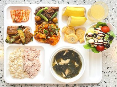 Masada kimçi, turşu sebze turşusu ve baharatlı sebzeler gibi çeşitli banchan (yan yemekler) içeren canlı bir Kore yemeği serpintisi. Yemek fotoğrafçılığı için mükemmel, geleneksel Korece sergileniyor..