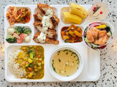 Masada kimçi, turşu sebze turşusu ve baharatlı sebzeler gibi çeşitli banchan (yan yemekler) içeren canlı bir Kore yemeği serpintisi. Yemek fotoğrafçılığı için mükemmel, geleneksel Korece sergileniyor..