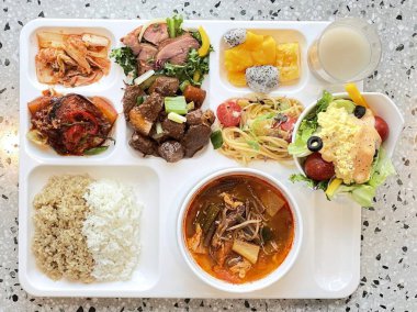 Masada kimçi, turşu sebze turşusu ve baharatlı sebzeler gibi çeşitli banchan (yan yemekler) içeren canlı bir Kore yemeği serpintisi. Yemek fotoğrafçılığı için mükemmel, geleneksel Korece sergileniyor..