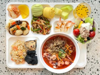 Masada kimçi, turşu sebze turşusu ve baharatlı sebzeler gibi çeşitli banchan (yan yemekler) içeren canlı bir Kore yemeği serpintisi. Yemek fotoğrafçılığı için mükemmel, geleneksel Korece sergileniyor..