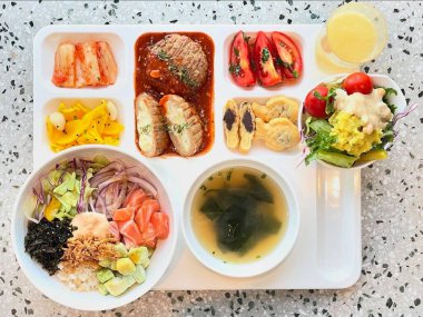 Masada kimçi, turşu sebze turşusu ve baharatlı sebzeler gibi çeşitli banchan (yan yemekler) içeren canlı bir Kore yemeği serpintisi. Yemek fotoğrafçılığı için mükemmel, geleneksel Korece sergileniyor..