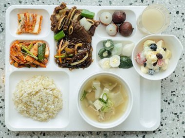 Masada kimçi, turşu sebze turşusu ve baharatlı sebzeler gibi çeşitli banchan (yan yemekler) içeren canlı bir Kore yemeği serpintisi. Yemek fotoğrafçılığı için mükemmel, geleneksel Korece sergileniyor..