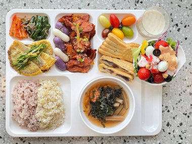 Masada kimçi, turşu sebze turşusu ve baharatlı sebzeler gibi çeşitli banchan (yan yemekler) içeren canlı bir Kore yemeği serpintisi. Yemek fotoğrafçılığı için mükemmel, geleneksel Korece sergileniyor..