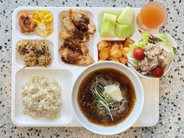 Masada kimçi, turşu sebze turşusu ve baharatlı sebzeler gibi çeşitli banchan (yan yemekler) içeren canlı bir Kore yemeği serpintisi. Yemek fotoğrafçılığı için mükemmel, geleneksel Korece sergileniyor..