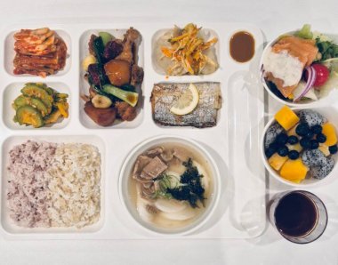 Masada kimçi, turşu sebze turşusu ve baharatlı sebzeler gibi çeşitli banchan (yan yemekler) içeren canlı bir Kore yemeği serpintisi. Yemek fotoğrafçılığı için mükemmel, geleneksel Korece sergileniyor..