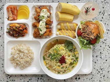 Masada kimçi, turşu sebze turşusu ve baharatlı sebzeler gibi çeşitli banchan (yan yemekler) içeren canlı bir Kore yemeği serpintisi. Yemek fotoğrafçılığı için mükemmel, geleneksel Korece sergileniyor..