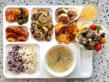 Masada kimçi, turşu sebze turşusu ve baharatlı sebzeler gibi çeşitli banchan (yan yemekler) içeren canlı bir Kore yemeği serpintisi. Yemek fotoğrafçılığı için mükemmel, geleneksel Korece sergileniyor..