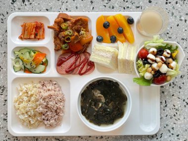 Masada kimçi, turşu sebze turşusu ve baharatlı sebzeler gibi çeşitli banchan (yan yemekler) içeren canlı bir Kore yemeği serpintisi. Yemek fotoğrafçılığı için mükemmel, geleneksel Korece sergileniyor..