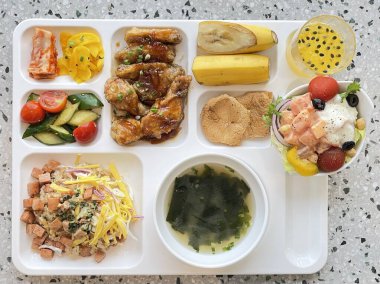 Masada kimçi, turşu sebze turşusu ve baharatlı sebzeler gibi çeşitli banchan (yan yemekler) içeren canlı bir Kore yemeği serpintisi. Yemek fotoğrafçılığı için mükemmel, geleneksel Korece sergileniyor..