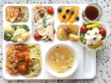 Masada kimçi, turşu sebze turşusu ve baharatlı sebzeler gibi çeşitli banchan (yan yemekler) içeren canlı bir Kore yemeği serpintisi. Yemek fotoğrafçılığı için mükemmel, geleneksel Korece sergileniyor..