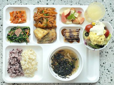 Masada kimçi, turşu sebze turşusu ve baharatlı sebzeler gibi çeşitli banchan (yan yemekler) içeren canlı bir Kore yemeği serpintisi. Yemek fotoğrafçılığı için mükemmel, geleneksel Korece sergileniyor..