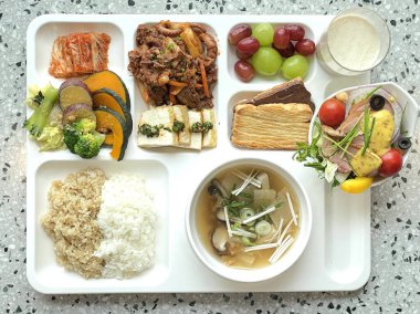 Masada kimçi, turşu sebze turşusu ve baharatlı sebzeler gibi çeşitli banchan (yan yemekler) içeren canlı bir Kore yemeği serpintisi. Yemek fotoğrafçılığı için mükemmel, geleneksel Korece sergileniyor..