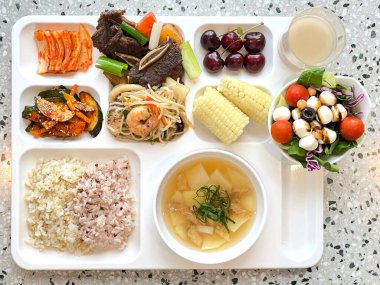 Masada kimçi, turşu sebze turşusu ve baharatlı sebzeler gibi çeşitli banchan (yan yemekler) içeren canlı bir Kore yemeği serpintisi. Yemek fotoğrafçılığı için mükemmel, geleneksel Korece sergileniyor..