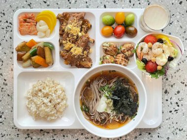 Masada kimçi, turşu sebze turşusu ve baharatlı sebzeler gibi çeşitli banchan (yan yemekler) içeren canlı bir Kore yemeği serpintisi. Yemek fotoğrafçılığı için mükemmel, geleneksel Korece sergileniyor..