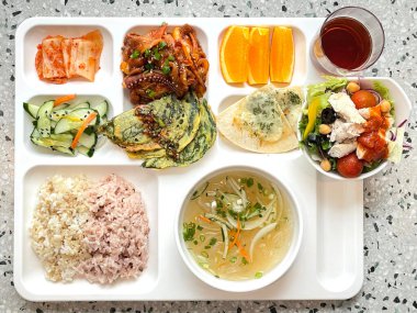 Masada kimçi, turşu sebze turşusu ve baharatlı sebzeler gibi çeşitli banchan (yan yemekler) içeren canlı bir Kore yemeği serpintisi. Yemek fotoğrafçılığı için mükemmel, geleneksel Korece sergileniyor..