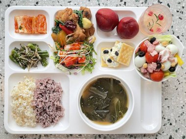 Masada kimçi, turşu sebze turşusu ve baharatlı sebzeler gibi çeşitli banchan (yan yemekler) içeren canlı bir Kore yemeği serpintisi. Yemek fotoğrafçılığı için mükemmel, geleneksel Korece sergileniyor..