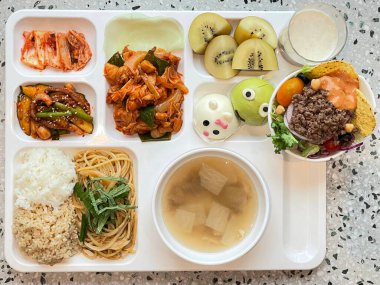 Masada kimçi, turşu sebze turşusu ve baharatlı sebzeler gibi çeşitli banchan (yan yemekler) içeren canlı bir Kore yemeği serpintisi. Yemek fotoğrafçılığı için mükemmel, geleneksel Korece sergileniyor..