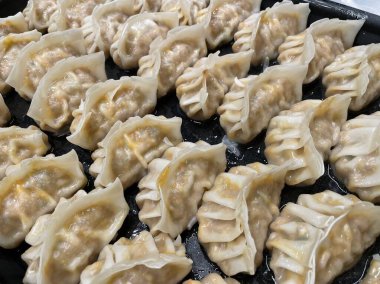 Köfte, tofu ve sebze gibi lezzetli malzemelerle dolu Kore hamur köfteleri. Mandu buğulama, haşlama ya da tavada kızartılma ile çok yönlü ve lezzetli bir aperatif ya da yemek yapılabilir..