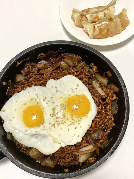 Zengin siyah fasulye sosuna bulanmış kalın, çiğnenmiş erişteli klasik Kore-Çin karışımı, yanında gevrek tangsuyuk, bol yağda kızartılmış domuz eti ve tatlı ve ekşi sos servis edilir..