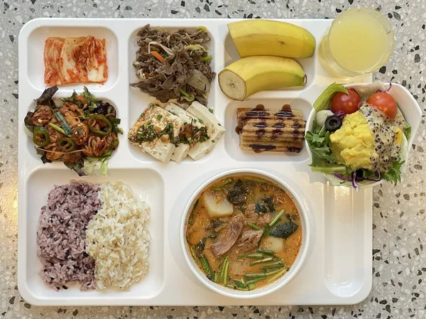 Masada kimçi, turşu sebze turşusu ve baharatlı sebzeler gibi çeşitli banchan (yan yemekler) içeren canlı bir Kore yemeği serpintisi. Yemek fotoğrafçılığı için mükemmel, geleneksel Korece sergileniyor..