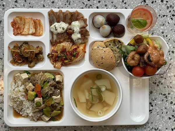 Masada kimçi, turşu sebze turşusu ve baharatlı sebzeler gibi çeşitli banchan (yan yemekler) içeren canlı bir Kore yemeği serpintisi. Yemek fotoğrafçılığı için mükemmel, geleneksel Korece sergileniyor..