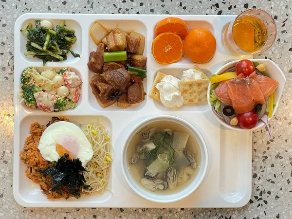 Masada kimçi, turşu sebze turşusu ve baharatlı sebzeler gibi çeşitli banchan (yan yemekler) içeren canlı bir Kore yemeği serpintisi. Yemek fotoğrafçılığı için mükemmel, geleneksel Korece sergileniyor..