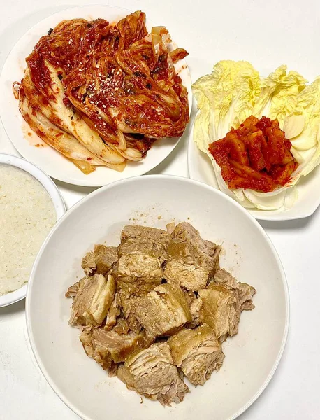 Yumuşak bir parça Bossam, Kore haşlanmış domuz göbeği, taze marul, sarımsak ve ssamjang ile servis edilir. Bu lezzetli ve lezzetli yemek geleneksel bir Kore yemeğini paketlemek ve paylaşmak için mükemmeldir..