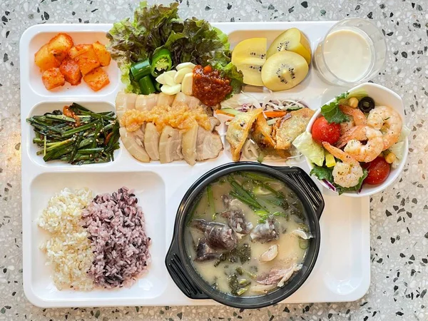 Masada kimçi, turşu sebze turşusu ve baharatlı sebzeler gibi çeşitli banchan (yan yemekler) içeren canlı bir Kore yemeği serpintisi. Yemek fotoğrafçılığı için mükemmel, geleneksel Korece sergileniyor..