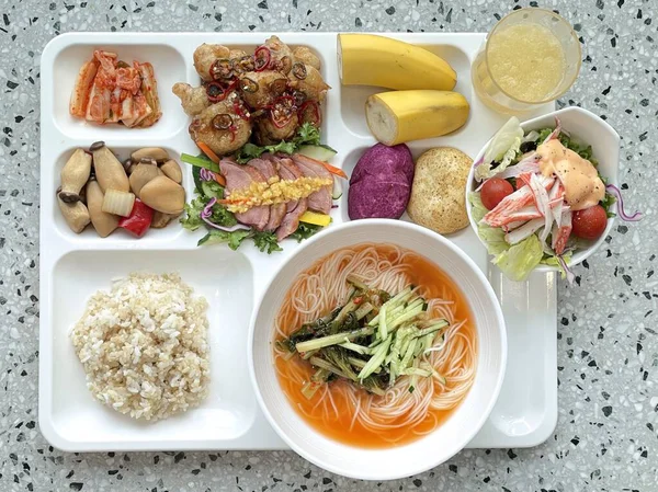 Masada kimçi, turşu sebze turşusu ve baharatlı sebzeler gibi çeşitli banchan (yan yemekler) içeren canlı bir Kore yemeği serpintisi. Yemek fotoğrafçılığı için mükemmel, geleneksel Korece sergileniyor..