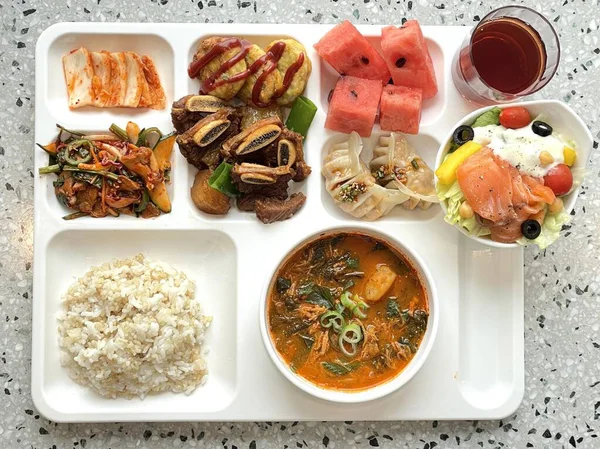 Masada kimçi, turşu sebze turşusu ve baharatlı sebzeler gibi çeşitli banchan (yan yemekler) içeren canlı bir Kore yemeği serpintisi. Yemek fotoğrafçılığı için mükemmel, geleneksel Korece sergileniyor..