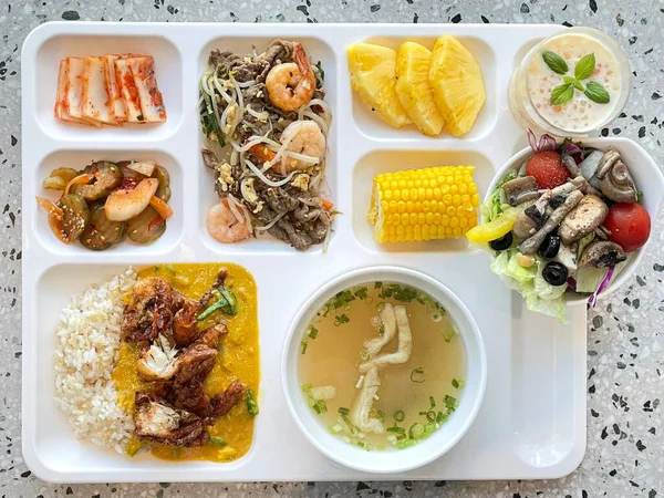 Masada kimçi, turşu sebze turşusu ve baharatlı sebzeler gibi çeşitli banchan (yan yemekler) içeren canlı bir Kore yemeği serpintisi. Yemek fotoğrafçılığı için mükemmel, geleneksel Korece sergileniyor..