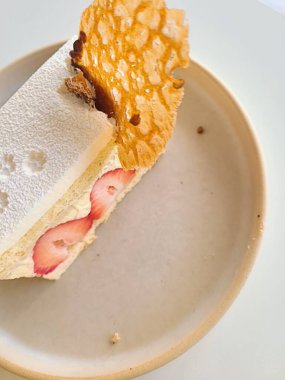 Taze meyve ya da şekerle kaplı, bol krema ve kremalı nefis bir dilim pasta. Tatlı fotoğrafçılığı için mükemmel, yiyeceklerle ilgili projelerde hoşgörü ve tatlılık gösteriliyor..