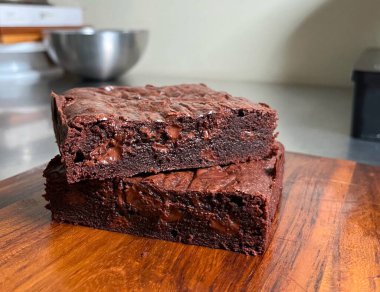 Yoğun, çikolatalı ve çıtır çıtır bir bluzu olan zengin, yapışkan çikolatalı kekler. Çikolata severler için ideal. Tatmin edici, hoşgörülü bir muamele..