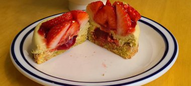 Taze meyve ya da şekerle kaplı, bol krema ve kremalı nefis bir dilim pasta. Tatlı fotoğrafçılığı için mükemmel, yiyeceklerle ilgili projelerde hoşgörü ve tatlılık gösteriliyor..