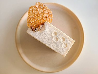 Taze meyve ya da şekerle kaplı, bol krema ve kremalı nefis bir dilim pasta. Tatlı fotoğrafçılığı için mükemmel, yiyeceklerle ilgili projelerde hoşgörü ve tatlılık gösteriliyor..