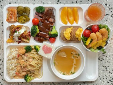 Masada kimçi, turşu sebze turşusu ve baharatlı sebzeler gibi çeşitli banchan (yan yemekler) içeren canlı bir Kore yemeği serpintisi. Yemek fotoğrafçılığı için mükemmel, geleneksel Korece sergileniyor..