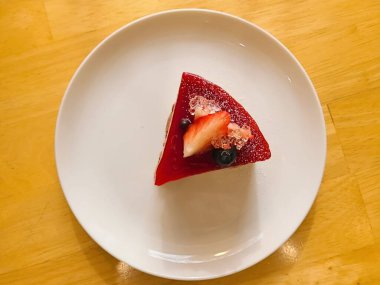 Taze meyve ya da şekerle kaplı, bol krema ve kremalı nefis bir dilim pasta. Tatlı fotoğrafçılığı için mükemmel, yiyeceklerle ilgili projelerde hoşgörü ve tatlılık gösteriliyor..