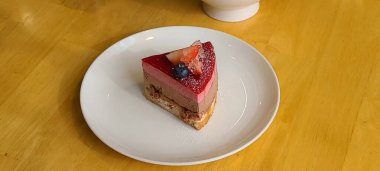 Taze meyve ya da şekerle kaplı, bol krema ve kremalı nefis bir dilim pasta. Tatlı fotoğrafçılığı için mükemmel, yiyeceklerle ilgili projelerde hoşgörü ve tatlılık gösteriliyor..