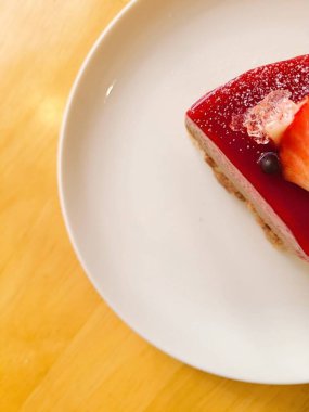 Taze meyve ya da şekerle kaplı, bol krema ve kremalı nefis bir dilim pasta. Tatlı fotoğrafçılığı için mükemmel, yiyeceklerle ilgili projelerde hoşgörü ve tatlılık gösteriliyor..