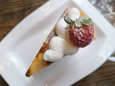 Mille Crepes, ince krep katmanlı hafif hamur kremalı birçok ince krepten yapılan narin bir Fransız pastasıdır. Yumuşak ve kremalı. Ağız dokusunda erime var. Bu pasta rafine, tatlı bir pasta sunuyor.