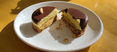 Taze meyve ya da şekerle kaplı, bol krema ve kremalı nefis bir dilim pasta. Tatlı fotoğrafçılığı için mükemmel, yiyeceklerle ilgili projelerde hoşgörü ve tatlılık gösteriliyor..