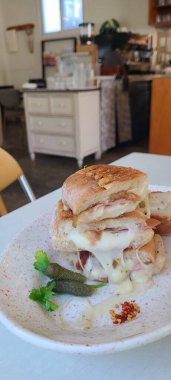 Çıtır sebzeler, taze etler ve iki dilim yumuşak ekmek arasında baharatlı yayılan baharatlı sandviçlerle dolu lezzetli bir sandviç. Hızlı ve tatmin edici bir yemek için mükemmel..