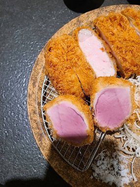 Çıtır tonkatsu, Japon usulü kızarmış domuz pirzolası dilimlenmiş lahana ve tuzlu sosla servis edilir. Lezzetli bir kıtır kıtır doku ve sulu et dengesi.