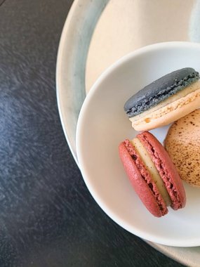 Narin, çıtır çıtır ve yumuşak, lezzetli dolgulu renkli kurabiyeler. Tatlı fotoğrafçılığı için mükemmel, çeşitli tatlar ve canlı pastel renkler içeren bu zarif Fransız tatlılarını sergiliyor..