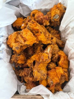Crispy fried chicken with golden, crunchy skin and juicy, tender meat. A delicious and savory dish, perfect for any meal, served with dipping sauces or side dishes for extra flavor!